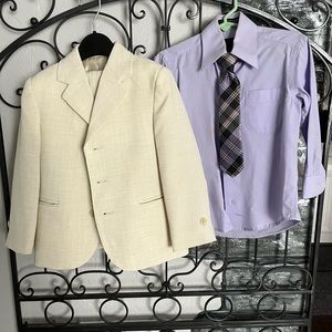 Boys size 4T  suit. Never worn comes w/ shirt & tie purchased separately.